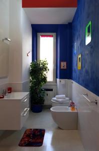 uma casa de banho azul e branca com um WC e um lavatório em APT Re di Roma em Roma
