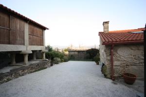 eine leere Gasse zwischen zwei Gebäuden mit einem Haus in der Unterkunft Vivienda Vacacional Vila Castriño en las Rias Baixas in Tarragona