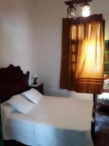 a bedroom with a bed and a window with a light at Aguatona in Ingenio
