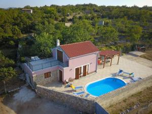 an aerial view of a house with a swimming pool at Vila Murvenica in Šilo