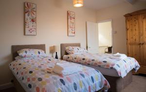 1 dormitorio con 2 camas individuales y armario en Kittiwake Number 4 - Town Centre & Spacious, en Bridlington