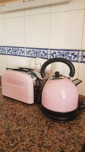 a pink toaster and a toaster on a kitchen counter at Sol y Luz in Isla del Moral