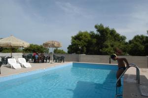 Bazén v ubytování Hotel Nel Pineto nebo v jeho okolí