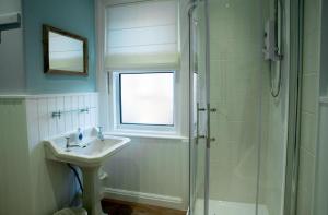 un baño con lavabo y ducha en Kittiwake Number 4 - Town Centre & Spacious, en Bridlington 18 fotos más