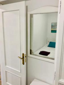 バジェ・グラン・レイにあるApartamento Efigenia vista Marのバスルーム(ベッドの横に鏡付)
