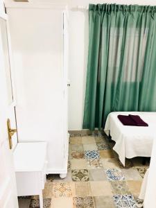 een slaapkamer met een bed en een groen gordijn bij Apartamento Efigenia vista Mar in Valle Gran Rey