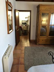 a hallway with a room with a dresser and a mirror at Casa rural Los Llanos Negros in Fuencaliente de la Palma