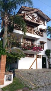 ボンビーニャスにあるApartamentos Morada Aquitâniaの前にヤシの木がある建物