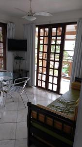 ボンビーニャスにあるApartamentos Morada Aquitâniaのベッドルーム1室(ベッド1台、テーブル、テーブル、椅子付)