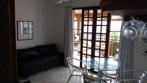 ボンビーニャスにあるApartamentos Morada Aquitâniaのリビングルーム(ガラステーブル、ソファ付)