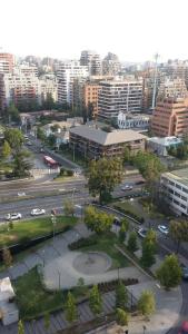 eine Luftansicht auf eine Stadt mit einem Parkplatz in der Unterkunft Austral Rentahome Américo Vespucio Norte in Santiago