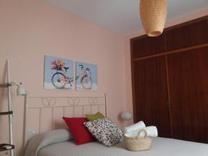 1 dormitorio con 1 cama con una bicicleta en la pared en Córdoba de Mil Colores, en Córdoba