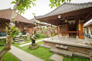 una casa con un jardín delante de ella en Awan Bali House, en Ubud