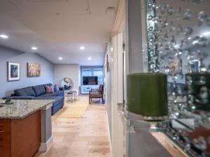 Una cocina y una sala de estar con un sofá azul. en Verandas at Uptown, en Austin
