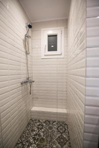 łazienka z prysznicem i oknem w obiekcie White Lux Apartment For 2 VIPGreece w Atenach