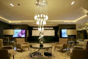كيتزال للأجنحة الفندقية في الرياض: لوبي فيه كراسي وطاولة وثريا