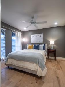 Un dormitorio con una cama y un ventilador de techo. en Verandas at Uptown, en Austin