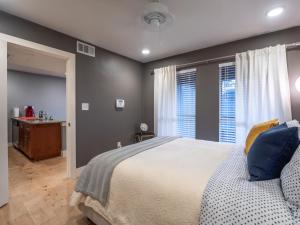 Un dormitorio con una cama grande y una ventana. en Verandas at Uptown, en Austin
