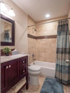 W łazience znajduje się toaleta, wanna i umywalka. w obiekcie Verandas at Uptown w mieście Austin