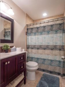 łazienka z toaletą i prysznicem w obiekcie Verandas at Uptown w mieście Austin