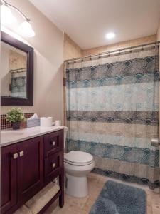 un baño con inodoro y ducha en Verandas at Uptown, en Austin 10 fotos más