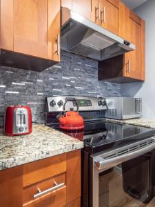 Una cocina o zona de cocina en Verandas at Uptown