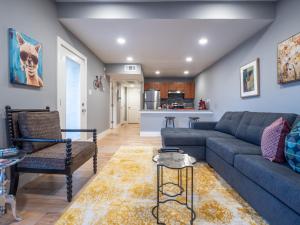 una sala de estar con un sofá y una mesa en Verandas at Uptown, en Austin
