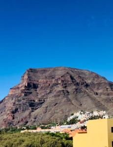 Une montagne avec une ville en face dans l'établissement Efigenia playa/mar 1, à Valle Gran Rey