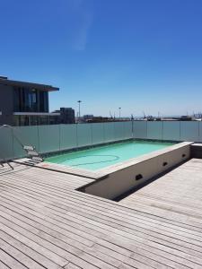 una piscina en la azotea de un edificio en Harbour Bridge Suite 220, en Ciudad del Cabo