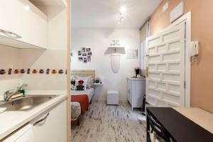 マドリードにあるEstudio en Malasaña - Calle Tesoroのベッド1台とシンク付きの小さな客室です。