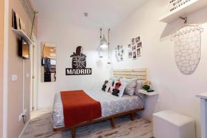 マドリードにあるEstudio en Malasaña - Calle Tesoroのベッドルーム1室(ベッド1台付)が備わります。