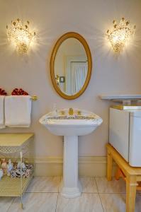 y baño con lavabo y espejo. en Amethyst Inn en Victoria