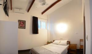 タラポトにあるHostal Casa Blancaのベッドと窓のある寝室