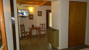 una sala de estar con un televisor y una mesa en Kawo Apart Hotel, en Puerto Santa Cruz