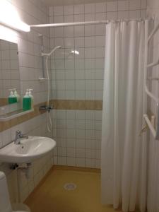 Koupelna v ubytování Källviken Semesterby
