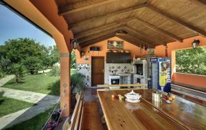 ValturaにあるVilla Fatimaの木製のテーブルとカウンタートップを備えた屋外キッチン