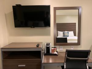 TV a/nebo společenská místnost v ubytování El Castell Motel