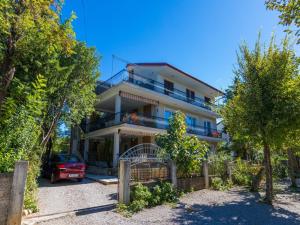 ein Haus mit einem davor geparkten Auto in der Unterkunft Apartments Pinty in Jadranovo