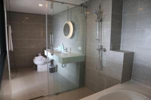 Koupelna v ubytování Pearl Hotel Phuket