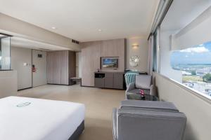 TV a/nebo společenská místnost v ubytování Pearl Hotel Phuket