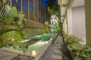 una piscina en medio de un edificio en Umala at Bisma, en Ubud