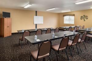 The business area and/or conference room at Travelodge by Wyndham Missouri Valley