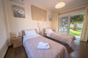 Posteľ alebo postele v izbe v ubytovaní Meliades Villas