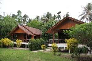 バーン・タイにあるYangyai Garden Lodgeの木々が茂る建物を背景にしたリゾート