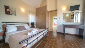 Posteľ alebo postele v izbe v ubytovaní Meliades Villas