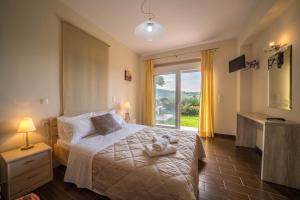 Posteľ alebo postele v izbe v ubytovaní Meliades Villas