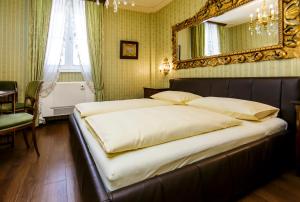 Postel nebo postele na pokoji v ubytování Hotel Palais Porcia
