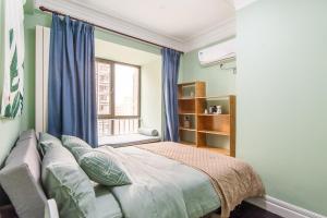 een slaapkamer met een bed en een raam bij Tianjin Nankai·Nanshi Food Street· Locals Apartment 00136410 in Tianjin