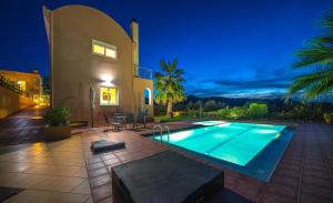 Bazén v ubytovaní Meliades Villas alebo v jeho blízkosti