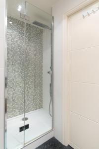 una ducha con puerta de cristal en un baño en Le Grand Sillon - Le Georges, en Saint-Malo 22 fotos más